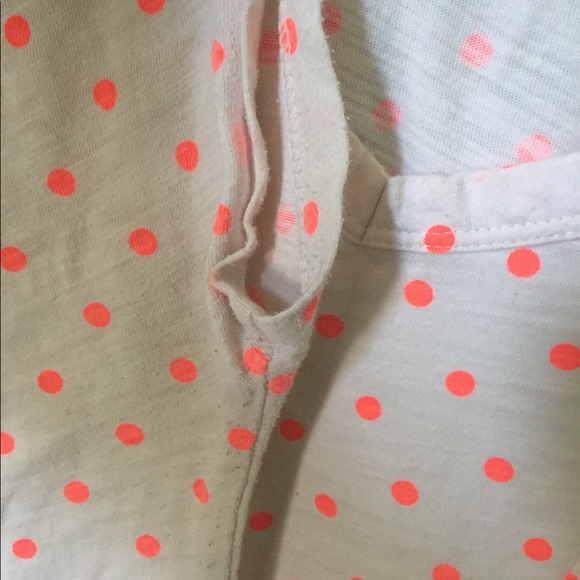Pink polka dot Old Navy V-neck T-shirt - Picture 4 of 5
